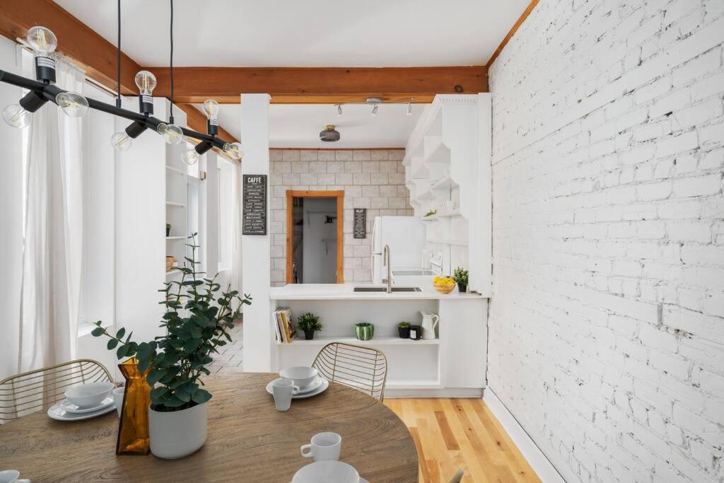 Chic Mile-End 3Br Getaway - Free Parking, Sleeps 8 Apartamento Montréal Exterior foto